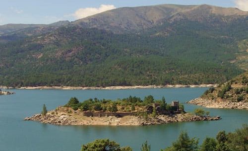 В Испании можно арендовать остров с замком