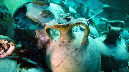 В Испании разгружают древнеримское судно